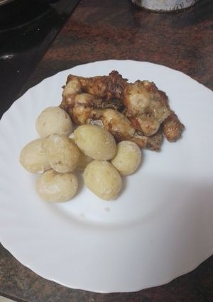 Una foto de Jamoncitos de pollo adobado y asados en freidora de aire con papas arrugas