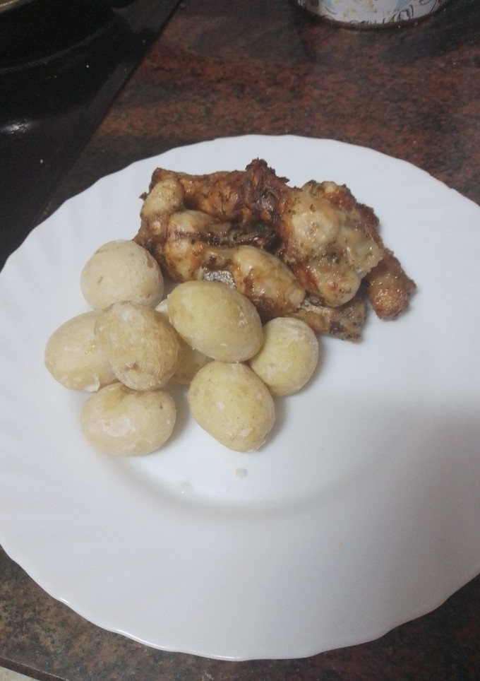 Una foto de Jamoncitos de pollo adobado y asados en freidora de aire con papas arrugas