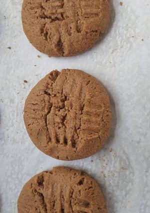A picture of Simple Peanut Butter Cookies.