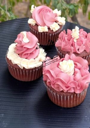 A picture of Red velvet cupcakes.