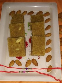 रवा बर्फी (Rava Barfi recipe in Hindi) रेसिपी मुख्य फोटो