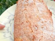 Una foto de budín de manzana y nuez