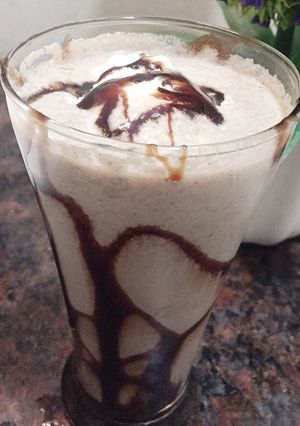 A picture of Oreo ice cream shake.