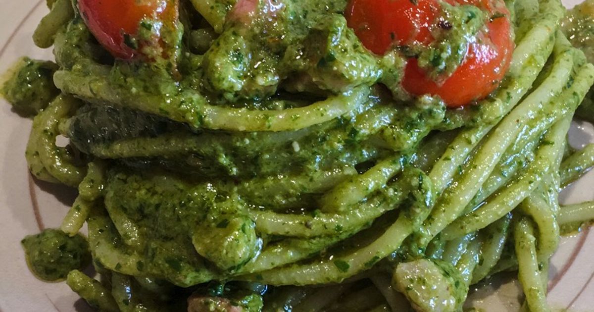 Ricetta Spaghetti Al Pesto Di Rucola, Con Pomodorini E Pancetta di ...