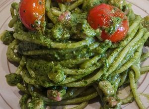 Foto di Spaghetti al pesto di rucola, con pomodorini e pancetta