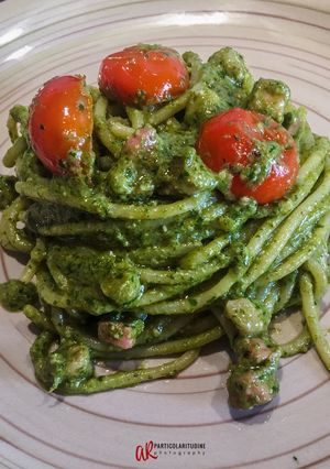 Foto di Spaghetti al pesto di rucola, con pomodorini e pancetta