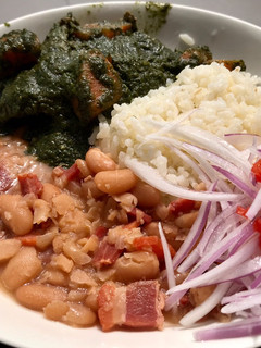 Una foto de Frejoles con seco de carne