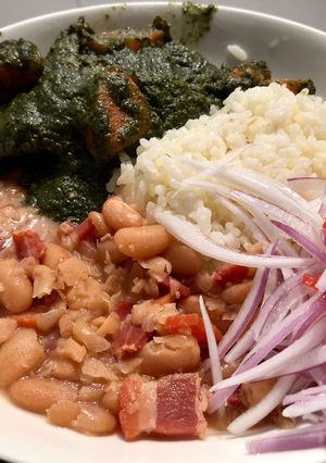 Una foto de Frejoles con seco de carne