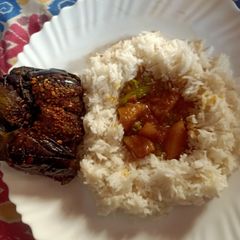 A picture of Masale wale bengan with rice.