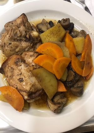 Una foto de Pollo al sillau con champiñones