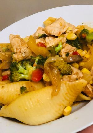 A picture of Chicken and vegetable pasta.