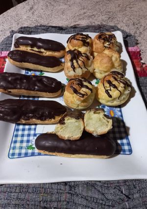 Una foto de E'clairs y profiteroles con crema pastelera 😋