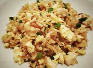 Una foto de Chaufa con arroz integral