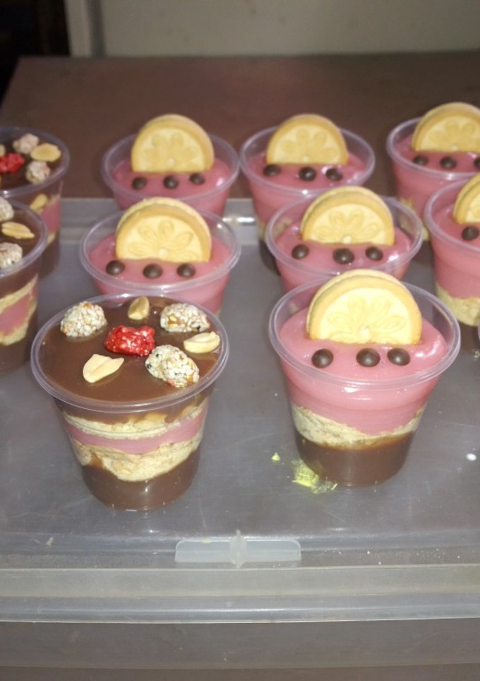 Una foto de Marquesa de fresa con chocolate y galleta María 😊