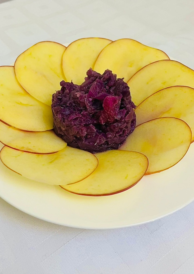 Una foto de Nenúfar de lombarda y snack de manzana roja
