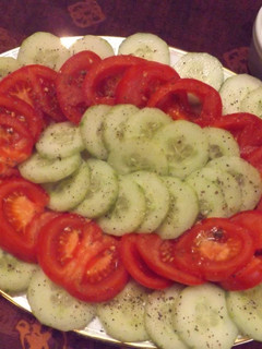 Una foto de Ensalada de dos ingredientes con salsa de yogur y pimienta rosa para gratinados de queso