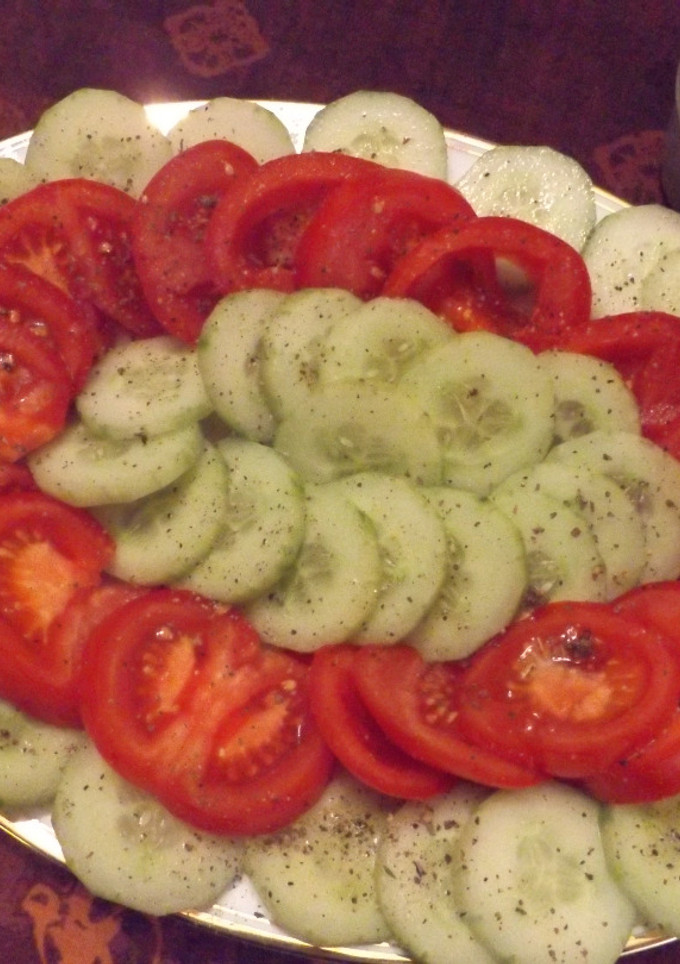 Una foto de Ensalada de dos ingredientes con salsa de yogur y pimienta rosa para gratinados de queso