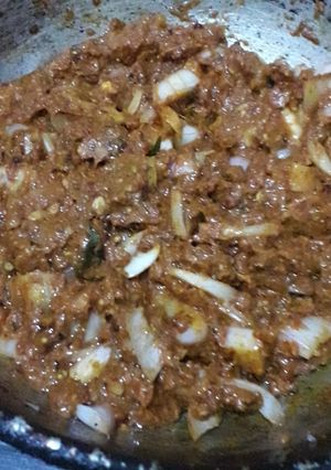 A picture of Instant imli and dry red chilli pickle.