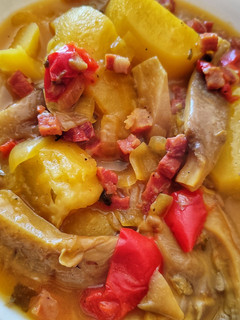 Una foto de Patatas con setas frescas y jamón