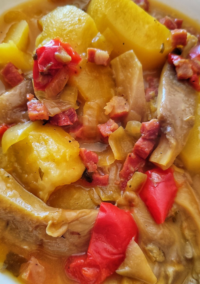 Una foto de Patatas con setas frescas y jamón