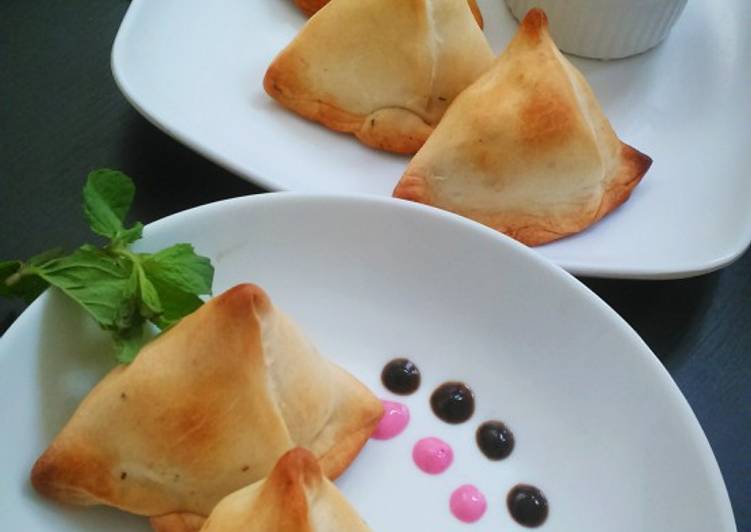 Baked Samosa with Beetroot yoghurt dip