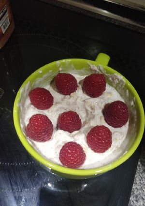 Una foto de Bowl Queso fresco batido con proteínas, corn flakes y frambuesas
