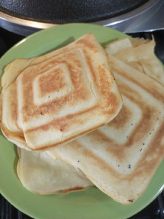 Una foto de Waffle salado en sandwichera/carlitera eléctrica sin manteca