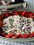 Salade de concombre et tomate à l’oignon rouge, yaourt et menthe