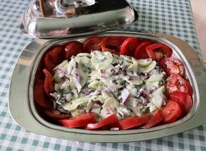 Une photo de Salade de concombre et tomate à l’oignon rouge, yaourt et menthe
