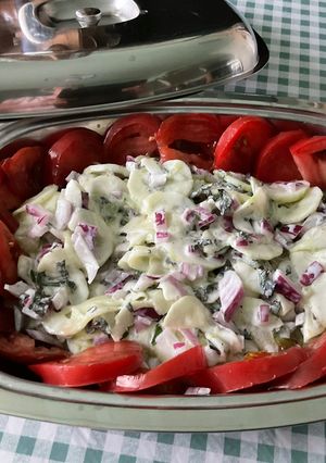 Une photo de Salade de concombre et tomate à l’oignon rouge, yaourt et menthe