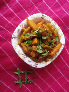 કારેલા બટાકા નું શાક (Karela Bataka Shak Recipe In Gujarati) રેસીપી મુખ્ય ફોટો