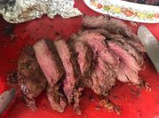Una foto de comida peruana con carne de res