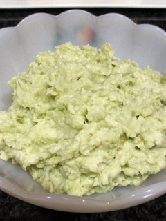 Una foto de Crema de queso mascarpone, coco rallado y matcha para rellenos de postres