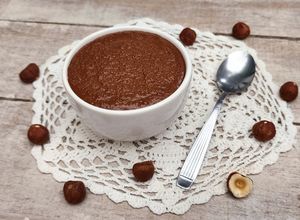 Una foto de 🌰Pasta de avellanas 🌰Para rellenar bombones, tortas, alfajores.... 🌰 Nutella accidentado 🫣 Apto dbt