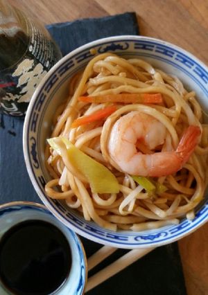 Φωτογραφία της συνταγής Κινέζικα noodles με γαρίδες και κόλιανδρο