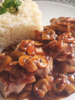 Una foto de Solomillo con salsa de carne y champiñones y arroz