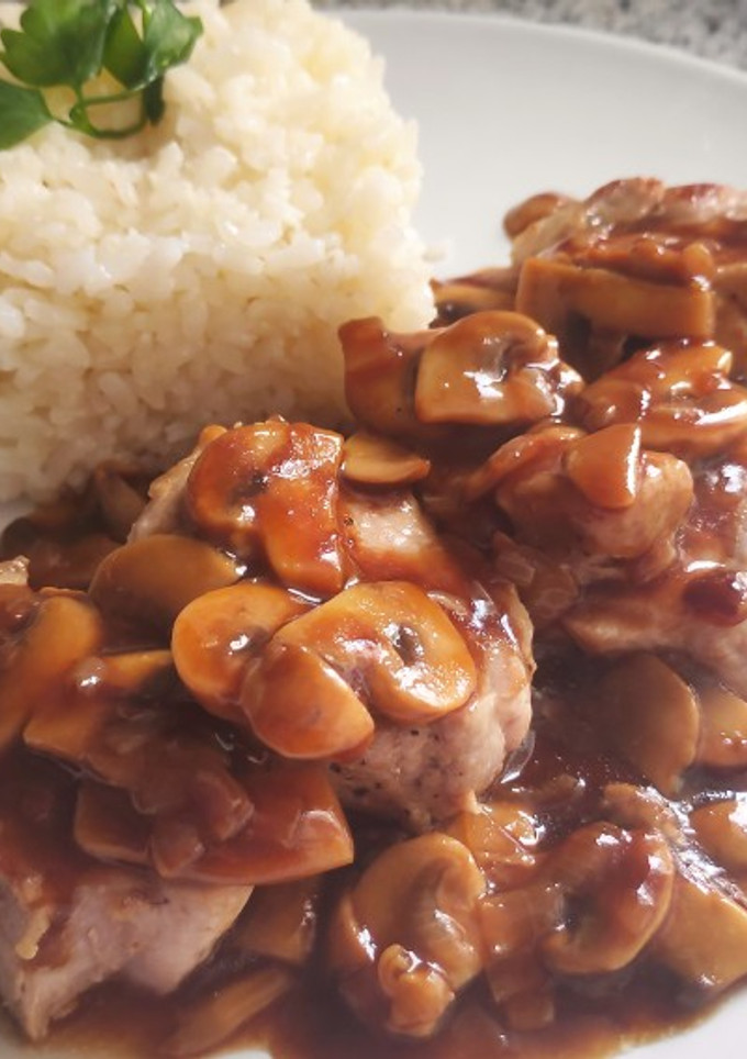 Una foto de Solomillo con salsa de carne y champiñones y arroz