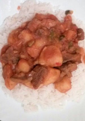A picture of Beef stew and Boiled Rice.