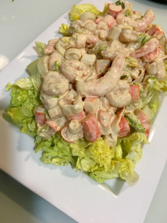 Una foto de Cóctel de marisco en ensalada