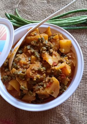 ચોળી બટેકા નું શાક (Chori Bataka Shak Recipe In Gujarati) રેસીપી મુખ્ય ફોટો