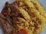 Una foto de arroz amarillo con carne