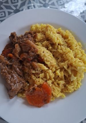 Una foto de Arroz amarillo cremoso con carne y verduras