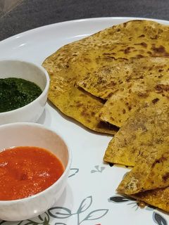प्याज़ बेसन के परांठे (Pyaz besan ke parathe recipe in hindi) रेसिपी मुख्य फोटो