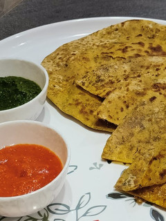 प्याज़ बेसन के परांठे (Pyaz besan ke parathe recipe in hindi) रेसिपी मुख्य फोटो