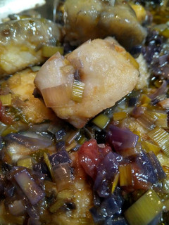 Una foto de Merluza con fritada de puerros