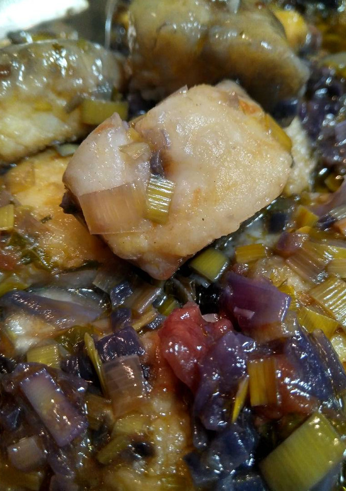 Una foto de Merluza con fritada de puerros