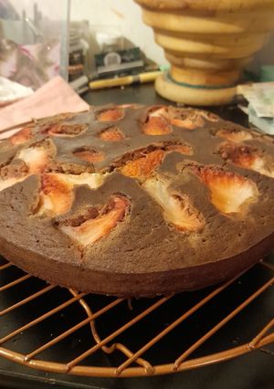 Una foto de Torta chocolatada de leche de coco con frutillas