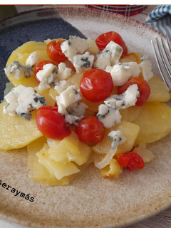 Una foto de Papas a lo pobre con tomatitos confitados y queso azul