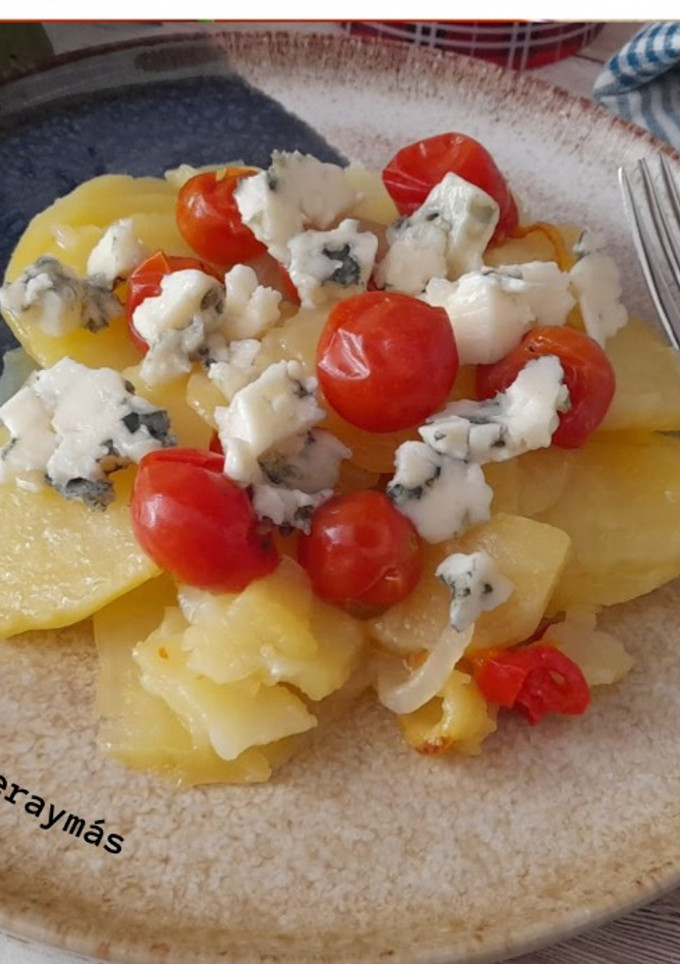 Una foto de Papas a lo pobre con tomatitos confitados y queso azul