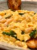 Revuelto de gambas al ajillo y trigueros frescos